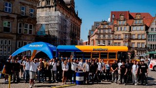 Inzwischen schon traditionell lud auch diesmal wieder die Kfz-Innung die neuen Auszubildenden im Kfz-Mechatroniker-Handwerk zum Startklar-Seminar ein. Nach einer Begrüßung durch den Lehrlingswart Basem Khan und seinen Stellvertreter Bevar Dagli erwartete 63 junge Männer sowie drei Frauen ein abwechslungsreicher Tag. DAbei Gleichzeitig präsentierte die Innung mit Obermeister Hans Jörg Koßmann und Geschäftsführerin Anke Kuckertz, den neuen Ausbildungs-Bus des Landesverbands auf dem Bremer Marktplatz.

 (Bild: Zietz - VCG)
