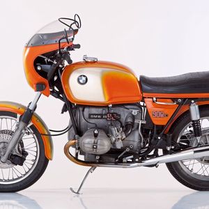 Die legendäre, 200 km/h schnelle R 90 S kam mit der ersten serienmäßigen lenkerfesten Cockpitverkleidung. Der Motor mit 898 cm³ Hubraum leistete 67 PS/49 kW und war das Spitzenmodell der sogenannten „Strich-Sechs“-Baureihe. Insgesamt 17.465 R 90 S wurden hergestellt.(Bild:  BMW)