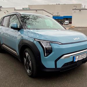 1. Die Optik: Zu Zeiten von Peter Schreyer hatte Kia es geschafft, ein durchgehendes, unaufgeregtes Design quer durch die Fahrzeugpalette zu etablieren. Dann wurde es plötzlich wieder wild. Mit den neuen Elektroautos kehrt Kia zu den alten Design-Tugenden zurück. Der EV3 sieht aus wie eine kleine Version des EV9 – und zwar im positiven, unaufgeregten Sinne. Mit dem kommenden EV4 und dem (bislang nur als Studie existierenden) EV2 geht es durchgängig weiter. Gut so! (Bild:  Kuhn - VCG)