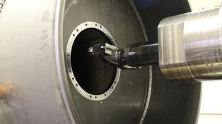 Bild 1: Die ausfahrbare Pinole des Bearbeitungszentrums sorgt für Stabilität und ermöglicht den Einsatz kurzer Werkzeuge. So reduziert sie die Gefahr, dass störende Vibrationen auftreten. (Bild: Heckert)