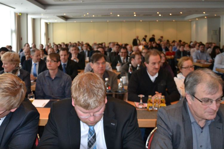 Knapp 300 Händler waren zur außerordentlichen Mitgliederversammlung angereist, um sich über den aktuellen Stand in Sachen Letter-of-Intent, neue Händlerverträge und die Transportkostenklage zu informieren. (Foto: Mauritz)