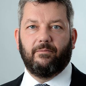Gottfried Schüll, Patentanwalt und Partner von C&F, zur verzögerten Einführung eines Einheitlichen Patentgerichts (EPG): „Das ist bedauerlich, da das EPG solchen Unternehmen, die in Schutzrechte investieren, schnellere und kostengünstigere Verfahren innerhalb der EU verspricht und damit auch Anreize für Innovationen schafft.“