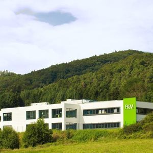 FKM hat ein neues Werk zur Produktion lasergesinterter Bauteile aus Kunststoff und Metall in Betrieb genommen.