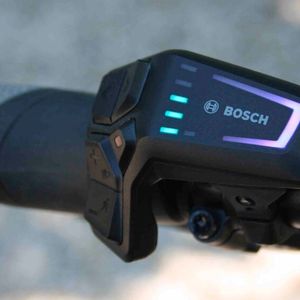 Die Remote informiert mit ihren LED-Leuchten über Ladestand des Akkus und den Unterstützungsmodus.(Bild:  sp-x / Mario Hommen)