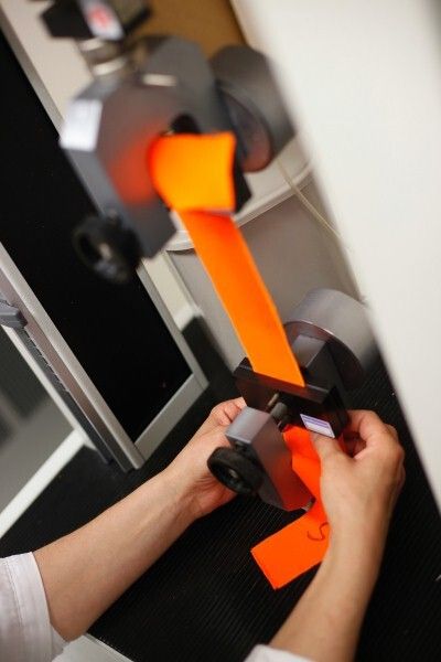 Mit dem Zugprüfgerät wird die Höchstzugkraft der getesteten Materialien ermittelt. (Bild: Hohenstein Institute)