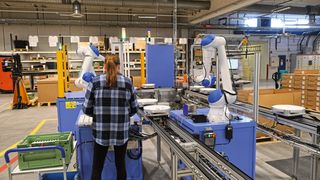Im sicheren kollaborativen Modus kann die roboterbasierte Montage bei Leuchtenhesteller Fagerhult Belysning in direktem Kontakt mit dem Menschen erfolgen. (Bild: Yaskawa)