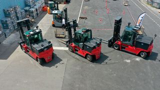 Das Unternehmen VDM Metals hat für den Standort Unna eine neue Flotte an Staplern angeschafft. Der Schwerpunkt liegt dabei auf Elektrostaplern. Kalmar durfte acht E-Stapler liefern, die jetzt das umweltschonende Handling tonnenschwerer Metallblöcke garantieren. (Bild: Kalmar)