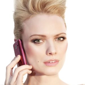 Das deutsche Topmodell Franziska Knuppe hat das Samsung Wave bereits am Ohr.