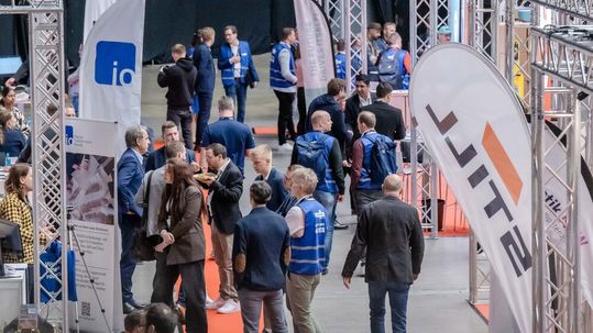 In der kreisrunden, denkmalgeschützten Dortmunder Westfalenhalle zogen das Test Camp Intralogistik und der parallel stattfindende Deutsche Materialfluss-Kongress am 15. und 16. April zahlreiche Besucherinnen und Besucher an.(Bild:  Test Camp Intralogistics/Dirk Bannert)