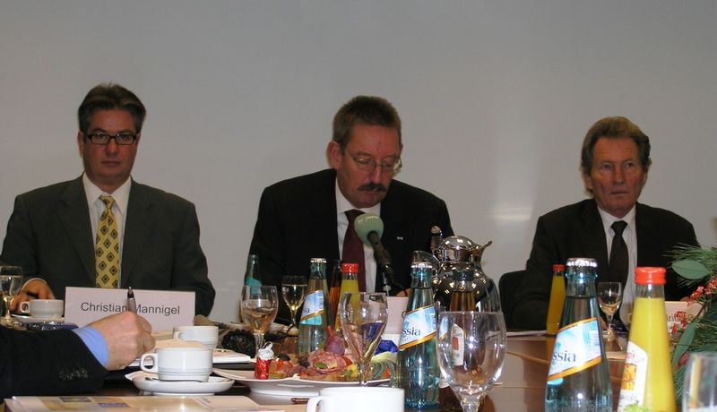 Christian Mannigel (Leiter Presse und Öffentlichkeit), Gotthard Graß (ZVEI-Hauptgeschäftsführer) und Ulrich Scheinost (Leiter Konjunktur und Statistik) während der Pressekonferenz in Frankfurt/Main (Archiv: Vogel Business Media)