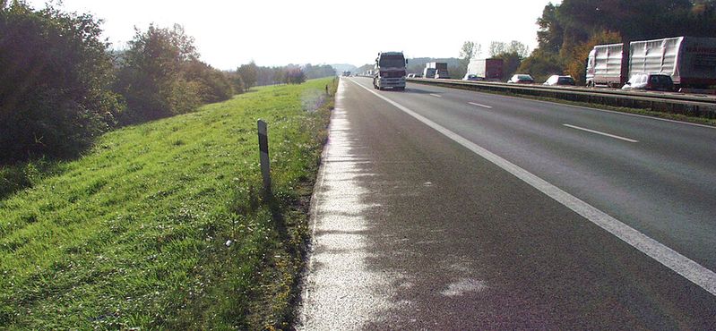 Außerorts versickern Straßenabflüsse in der Regel über Bankett und Böschung. Der größte Teil des Reifenabriebs gelangt so in den straßennahen Boden, die obere bewachsene Bodenzone hält ihn zurück. Außerorts versickern Straßenabflüsse in der Regel über Bankett und Böschung. Der größte Teil des Reifenabriebs gelangt so in den straßennahen Boden, die obere bewachsene Bodenzone hält ihn zurück.