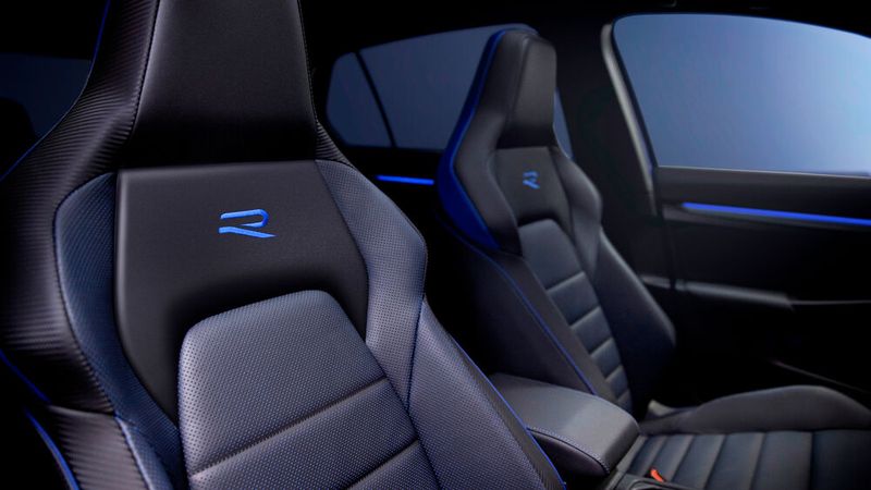 Innen gibt es Sportsitze ... (Bild: Volkswagen)