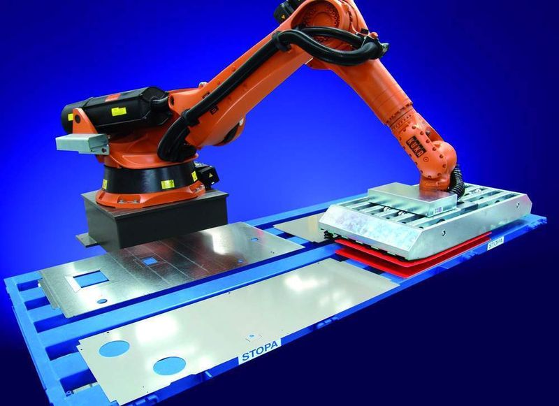 Eine flexible Lösung für alle Blech-Handhabungen: Der Kuka-Beladeroboter mit 150 kg Tragkraft. (Archiv: Vogel Business Media)