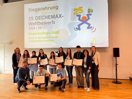 Tina Mikley betreut den Dechemax-Schülerwettbewerb beim Dechema e.V. (im Bild mit Pfeil gekennzeichnet): 2024/2025 drehte sich alles um Biotechnologie(Bild:  Dechema)