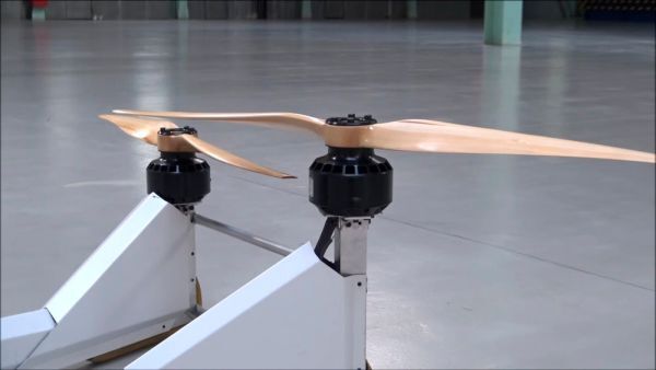 Die hölzernen Rotoren des Hoverbikes Scorpion (Hoversurf)