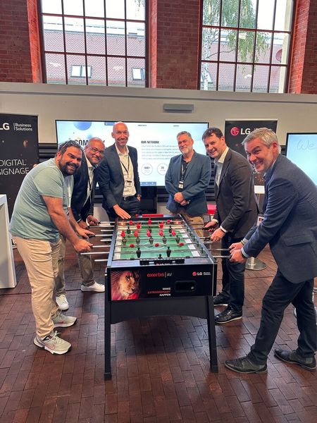 (l.) Matthias Rech (pave) versucht gegen das LG und Exertis Team zu gewinnen. (Bild: Vogel IT-Medien)