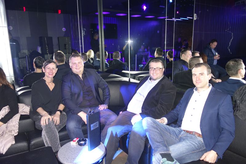 Karin Hernik, APC, mit den Medimax Jungs, Maxim Grönwoldt, André Nemec und Oliver Richter. (Bild: IT-BUSINESS)