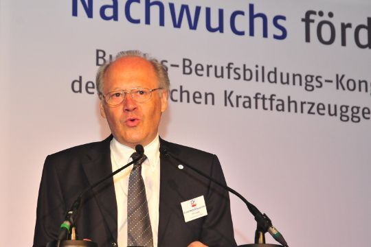 Den zweiten Kongresstag eröffnete ZDK-Vorstandsmitglied Ernst-Robert Nouvertné. Er ist sich sicher: „Wenn die Qualifikation der Mitarbeiter nicht stimmt, dann nützt auch die schönste Bodenfliese nichts.“ (Archiv: Vogel Business Media)