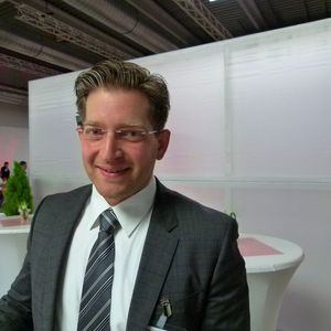 „Industrie 4.0 bedeutet auch, dass es eine smarte Infrastruktur geben muss. Wir sehen die Steckverbinder mit integrierter RFID und Sensorik als wichtigen Teil einer intelligenten Infrastruktur für zukünftige Industrieanwendungen und daher auch als Teil von Industrie 4.0“, so Dr. Lutz Tröger, Leiter Neue Technologien bei Harting auf dem 8. Steckverbinderkongress in Würzburg