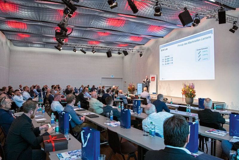 Dr. Robert Riener bei seiner spannenden, emotionalen Keynote. Er legte dar, wie neue Monitoring Technologien und Methoden der künstlichen Intelligenz das Potential besitzen, bestimmte Erkrankungen des Bewegungsapparats zu erkennen.  (Bild: Thomas Entzeroth)