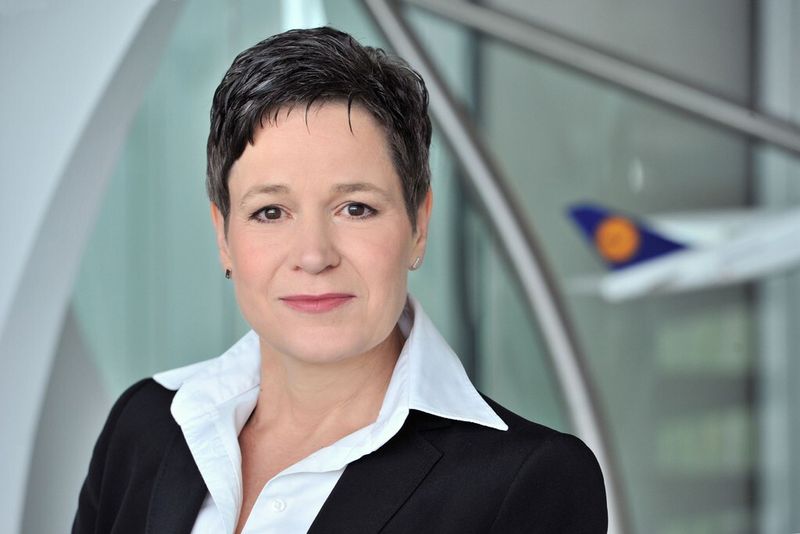 Simone MenneVorstandsmitgliedRessort Finanzen und Aviation ServicesGeb. 1960, Diplom-KauffrauVorstandsmitglied seit 2012Bestellt bis 30.06.2015Bei Lufthansa seit 1989 (Bild: Lufthansa)