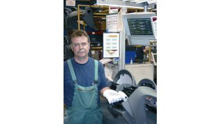 Ein repräsentativer Arbeitsplatz  und ein Mitarbeiter mit TCI und Scanner. (Archiv: Vogel Business Media)