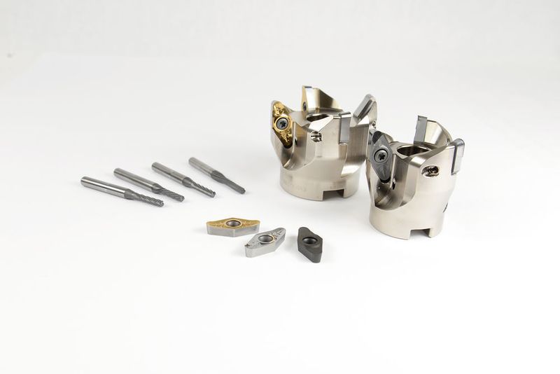 VHM-Mikrofräser sowie Wendeschneidplatten-Werkzeuge für die Fräsbearbeitung von CFK-Verbundwerkstoffen. (ZCC Cutting Tools Europe)