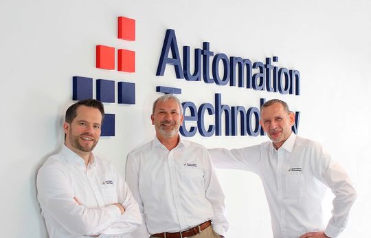 Bei AT – Automation Technologies hat der studierte Elektrotechniker Daniel Seiler (ganz links) jetzt das Zepter als CEO von Michael Wandelt (Mitte) übernommen. Ganz rechts lächelt der CTO André Kasper in die Kamera. Wandelt wird im Unternehmen nun das Infrarotgeschäft vorantreiben.(Bild:  AT - Automation Technology)