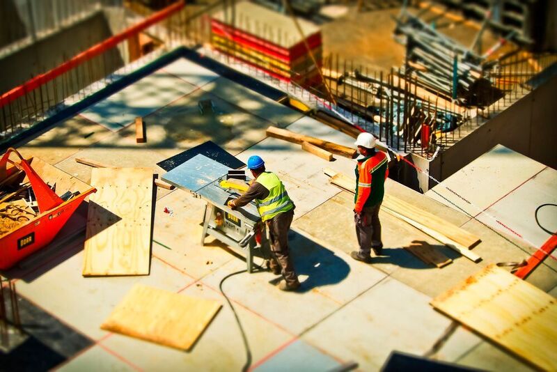04. Bauindustrie: 
Auf ungefähr 1000 € mehr im Jahr kommen Jobeinsteiger in der Bauindustrie. Der Wirtschaftssektor bietet am Anfang einer beruflichen Karriere ein Gehalt von durchschnittlich 39.900 € an. (gemeinfrei)
