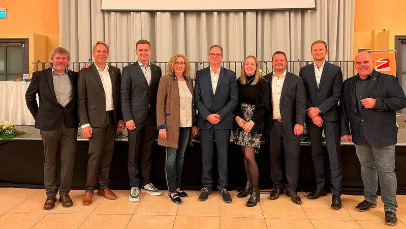  Vorstand, Juniorensprecherin und Geschäftsführer des Mazda-Händlerverbands (v.li): Christian Fischer, Marko Böttcher, Thomas Haselbach, Birgit Reis, Werner Prange, Luisa Brass, Mathias Hüls, Marcus Weller und Thorsten Krämer.(Bild:  MHV)