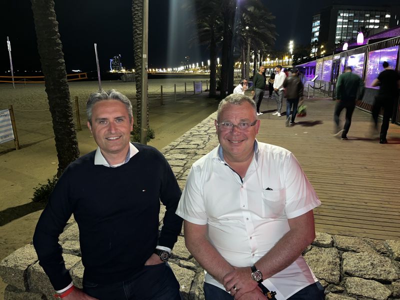 Unter den Palmen, Joachim Wieczorek (Samsung) mit Manuel Kirchesch (r., Viscon). (IT-BUSINESS)
