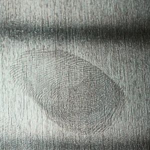 Fingerabdrücke auf Edelstahl- und Metalloberflächen sollen sich mit dem neuen Sol/Gel-Nanolack vermeiden lassen.