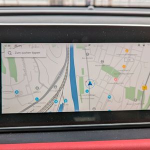 3. Das Navigationsgerät: Gespräch auf dem Verlagshof: „Sag mal, hat der Ora eigentlich ein Navi?“ „Ich glaube schon, ich habe jedenfalls eine Karte gesehen. Aber ich weiß nicht mehr, wie ich es eingeschaltet habe.“  Verzweifeltes Suchen – eine Schaltfläche mit „NAV“ oder einem ähnlichen Symbol gibt es nämlich nicht. Erst durch Zufall stießen wir darauf, als wir während der Fahrt zufällig zweimal den Home-Button berührten: Wenn man das tut, dann startet das Navi nämlich. Seltsam. Android Auto funktionierte allerdings problemlos.(Bild:  Rosenow – VCG)