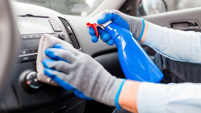 Sprühen und Wischen sind Alltag in Kfz-Betrieben – und könnten es auch bleiben.(Bild:  zphoto83 - stock.adobe.com)