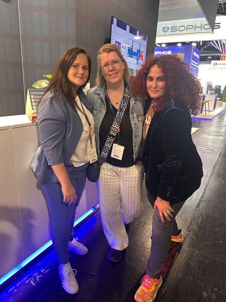 (v. l.) Kati Rabe und Silke Tate (Infinigate) haben wieder eine coole it-sa Standparty organisiert. (Bild: Vogel IT-Medien GmbH)