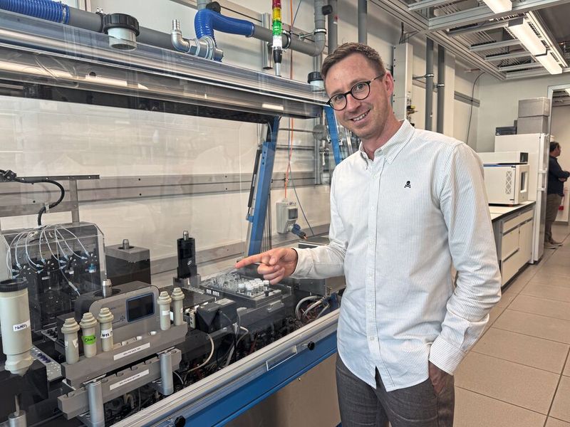 Atinary Mitgründer Loïc Roch im SwissCAT+ Labor der ETH Zürich. (Bild: Anne Richter, VCS)