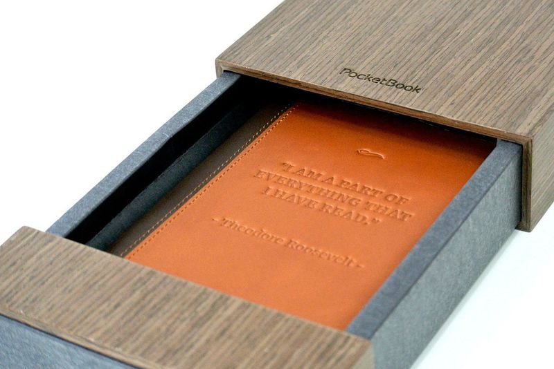 Geschenkpapier überflüssig: die Verpackung macht sich sehr gut unter dem Weihnachtsbaum. (Bild: PocketBook)
