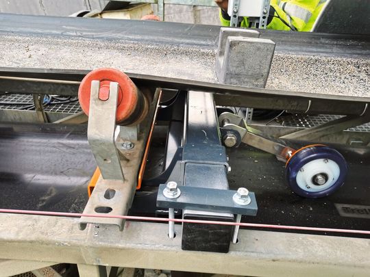 Einbau-Bandwaagen sind bewährte Messeinrichtungen, deren Einsatz in fast allen Bandkonstruktionen möglich ist. Einbau-Bandwaagen sind bewährte Messeinrichtungen, deren Einsatz in fast allen Bandkonstruktionen möglich ist.