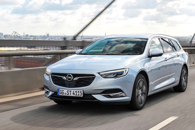 Der neue Opel-Insignia-Kombi dringt in die Fünf-Meter-Klasse vor. (Opel)