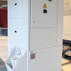 Bild 2: Für die Sauberkeit des KSS und der Maschinenumgebung sorgen die neuen Micropuranlagen. Sie verfügen über eine separate Pumpe zum Rückspülen der Filterelemente. Für die Rückgewinnung der zum Teil wertvollen Reststoffe im Rückspülgut stehen verschiedene Varianten von manuell bis vollautomatisch zur Verfügung, beispielsweise auch ein Sackfilter. 