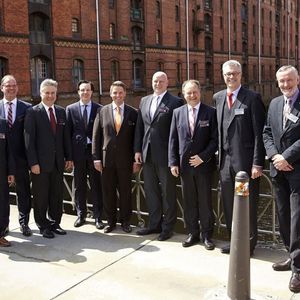 Die Redner des Rittal Branchentags: v.l.n.r: Peter Blaes, Johannes Waller, Wilfried Braun (Rittal), Dr. Thilo Dückert (DNV GL- Maritime), Michael Plähn (Eplan), Frank Neitzel (GEA), Dr. Jörg Mutschler (VDMA), Prof. Dr. Stefan Krüger (TUHH), Hans-Erhard Schmidt (Siemens). Nicht im Bild Lutz Birke (HPA)