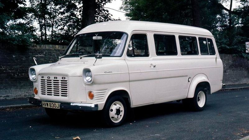 Hierzulande aufgrund der Führerscheinregelung meist nur als 9-Sitzer erhältlich, gab es den Transit mit langem und hohen Aufbau in England und anderen Ländern auch als 12- und sogar 15-Sitzer. (Bild: Ford)