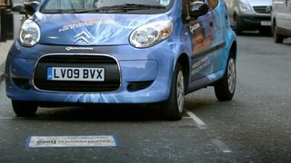 Das stationäre induktive Laden in der Stadt: kabellose Aufladung zwischen der Platte im Boden und im Fahrzeug. So könnte es vielerorts in Zukunft ablaufen. (Foto: Qualcomm)