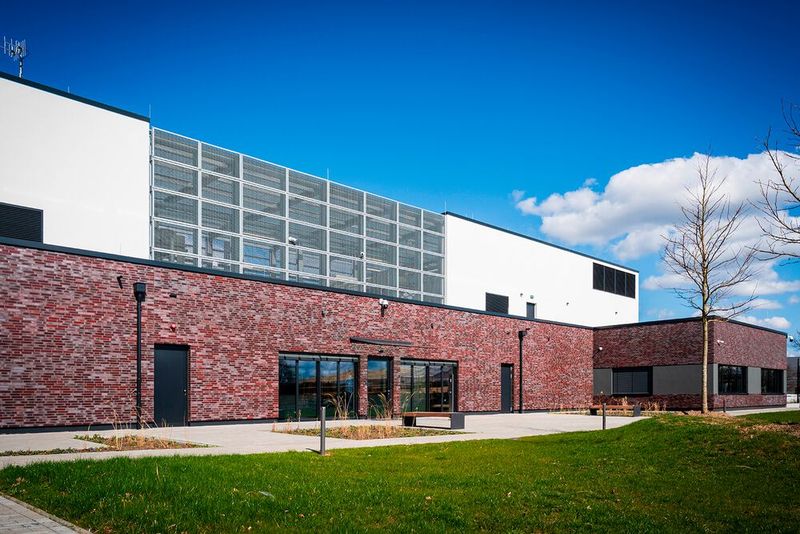 Abbildung 8: Mit der roten Klinkerfassade spiegelt das Rechenzentrum auch die traditionelle Bauweise Hamburgs wider. (Bild: Akquinet)