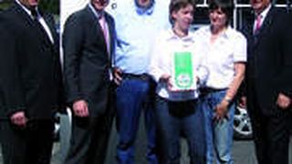 Siegelübergabe in Diez: (v. l. n. r.) Michael Legrand, Leiter Bereich Vertrieb und Service Dekra Consulting, Christian T. Poltzer, Geschäftsführer Dekra Consulting, Georg Spies, Leiter Neu- und Gebrauchtwagenverkauf S & R, Birgit Hölper, Serviceassistentin S & R, Sigrid Spies, Geschäftsführerin S & R, Andreas Schmidt, Direktor Kundenservice Mazda Motors Deutschland (Archiv: Vogel Business Media)