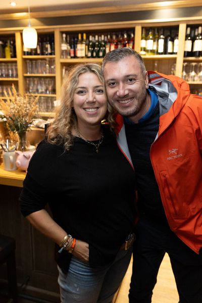 Diese beiden genießen den Abend: Franziska Magai (Vogel IT-Akademie) und Julius Berger (Fujitsu) (Bild: © Hans Breitenfellner (hochzeit-in-bildern.de))