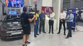 Am ZDK-Stand auf der Automechanika wurde viel geboten. Unter anderem wurde das Projekt  „E-Fuels for Future“ vorgestellt. (Bild: ProMotor)