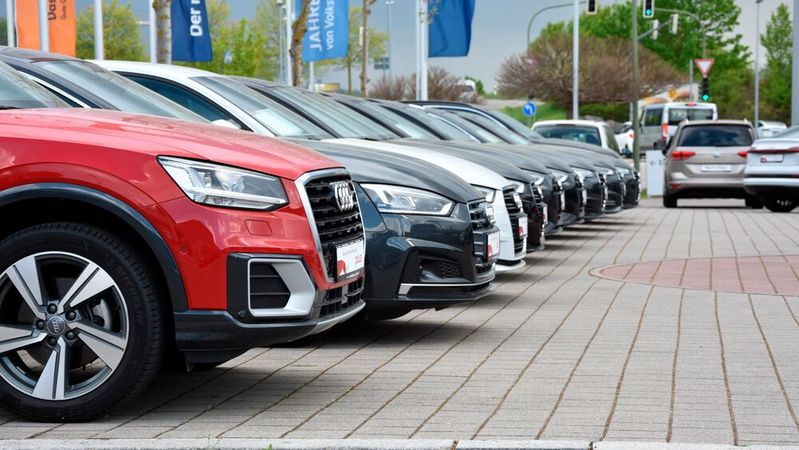 Die gestiegenen Zinsen können für Händler zur hohen Belastung werden – zum Beispiel bei der Zwischenfinanzierung von Bestandsware.(Bild:  Simon – »kfz-betrieb«)