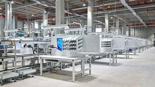 In der Halle West wurde auf insgesamt drei Ebenen die komplette Neueinrichtung der Arbeitsplätze vorgenommen.(Bild:  Krieg)