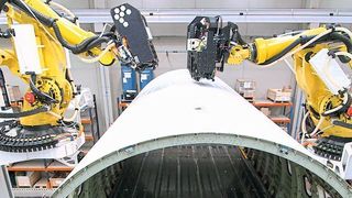 Zwei Industrieroboter, die bei der Montage von Flugzeugrümpfen Arbeitsschritte wie das Bohren und Nieten übernehmen: diese Anwendung von Loxin 2002 wurde mit dem goldenen Vector 2018 ausgezeichnet.  (Igus)